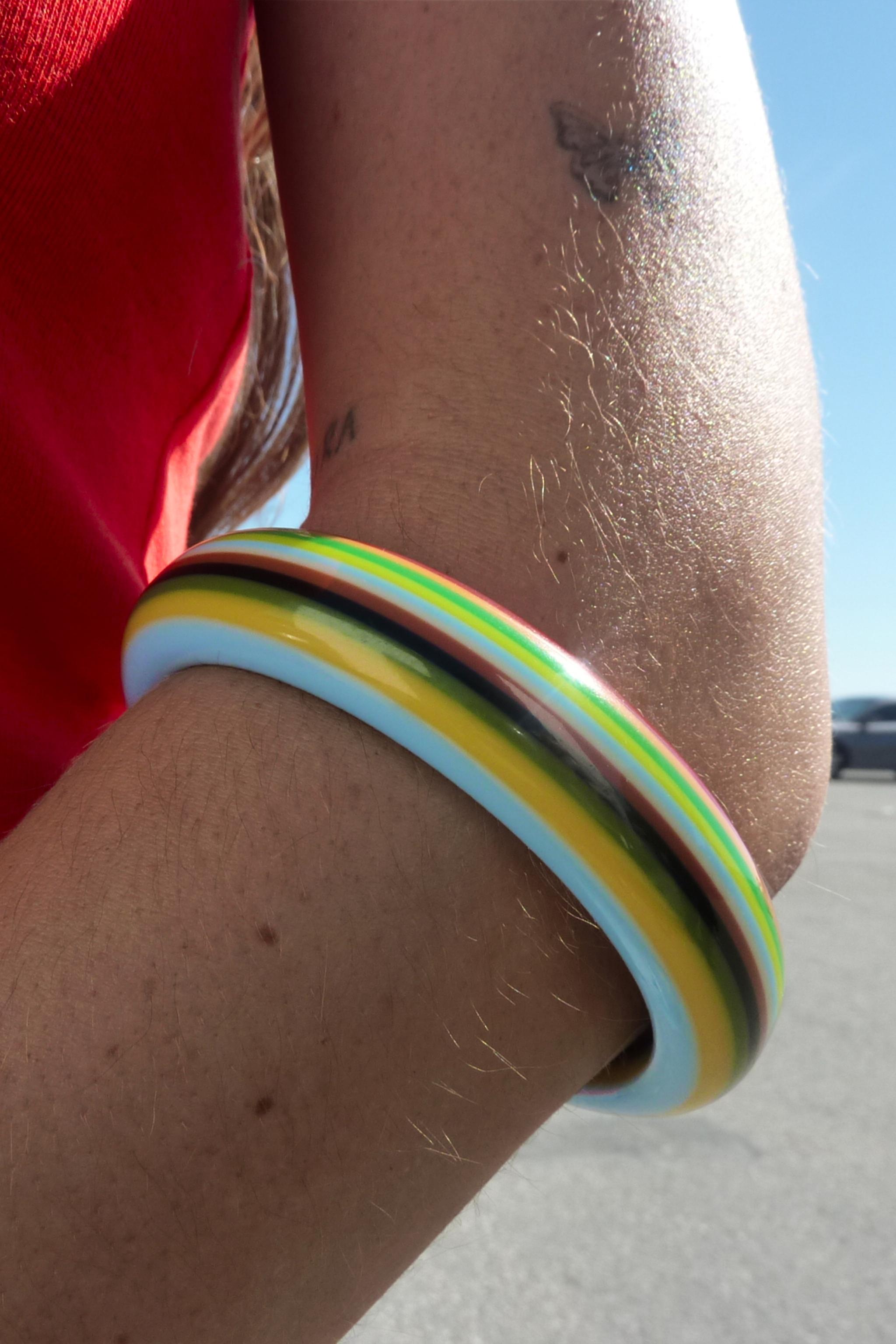 LOT DE 2 BRACELETS RAYÉS EN RÉSINE